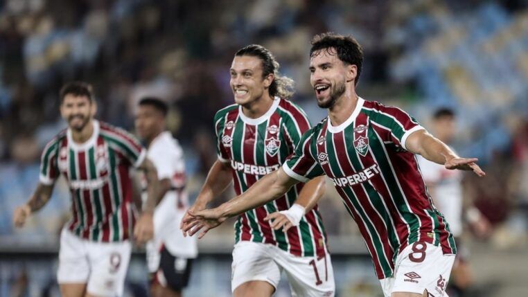 Fluminense celebrando