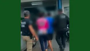 Imagem mostra a prisão de dois homens. Os rostos deles estão desfocados. Dois policiais os acompanham.