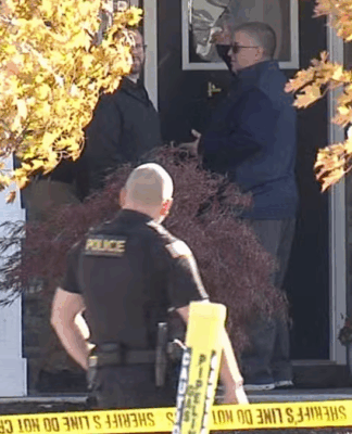 Policiais em frente a casa onde a faxineira foi morta