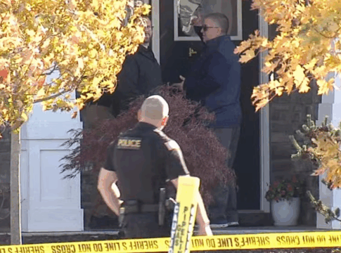 Policiais em frente a casa onde a faxineira foi morta