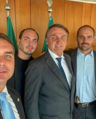 imagem de Jair Bolsonaro com os filhos