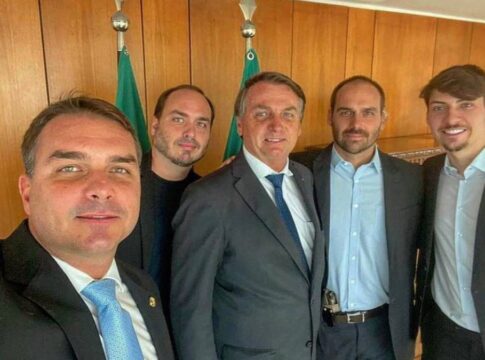 imagem de Jair Bolsonaro com os filhos