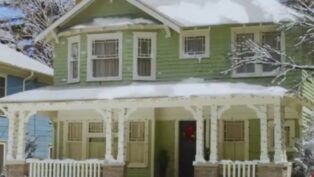 casa com neve no período de Natal