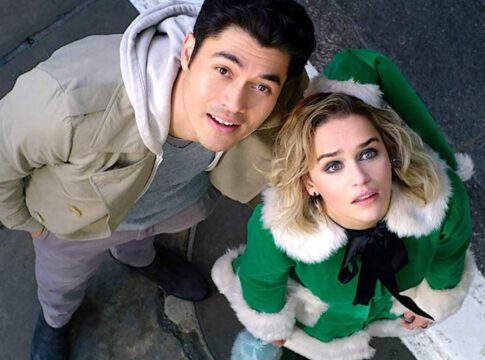 Um homem e uma mulher olham para cima.