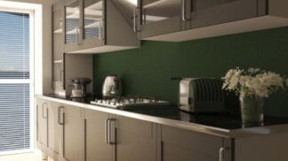 Imagem colorida de armário de prateleiras abertas