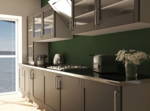 Imagem colorida de armário de prateleiras abertas