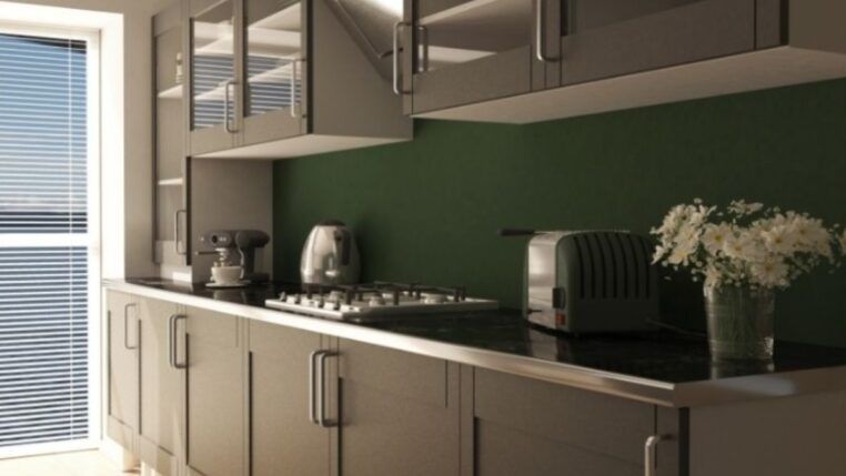 Imagem colorida de armário de prateleiras abertas