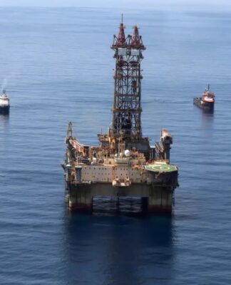 Imagem coloirda de região de exploração de petróleo