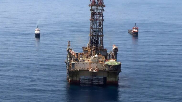 Plataforma de extração de petróleo no meio do mar