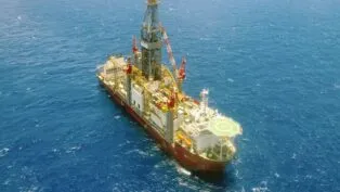 Imagem coloirda de região de exploração de petróleo