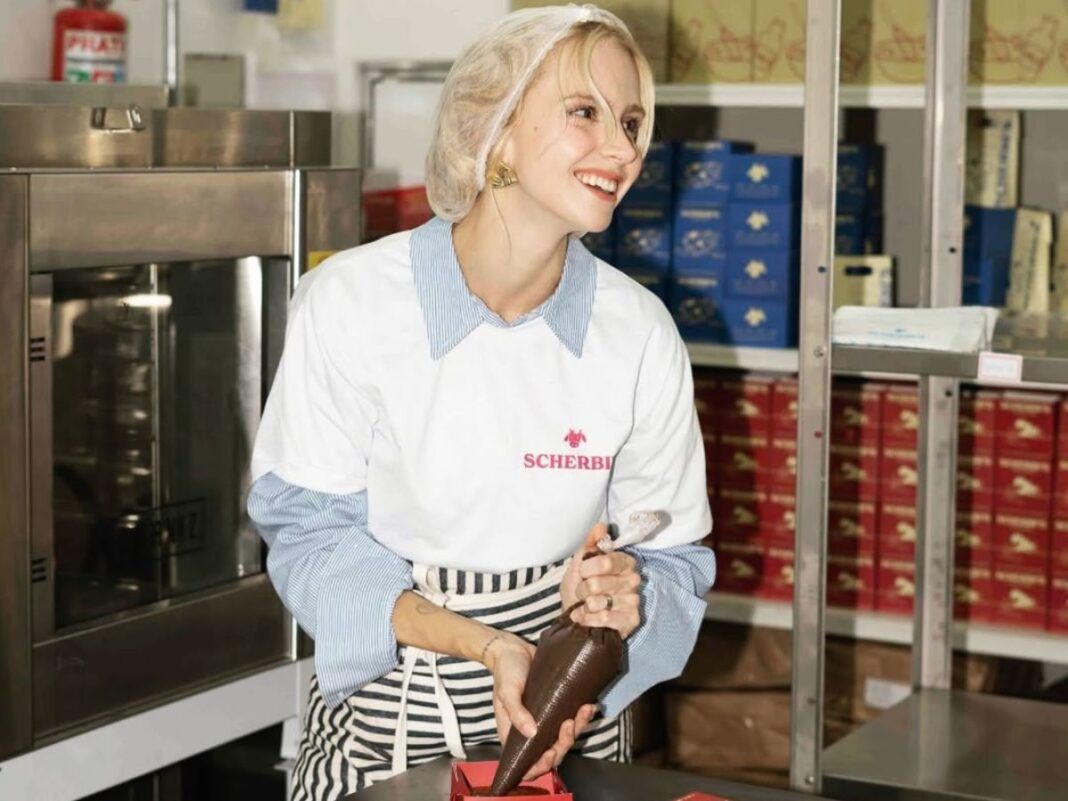 Isa Scherer confeitando doces da Schebi's