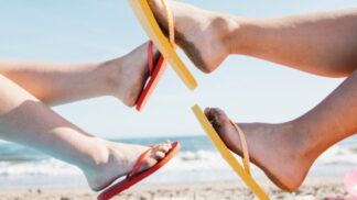 Imagem colorida de pessoas usando sandálias