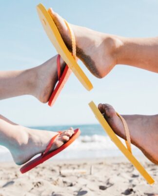 Imagem colorida de pessoas usando sandálias