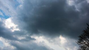 Em imagem ilustrativa mostra céu nublado com chegada de frente fria.