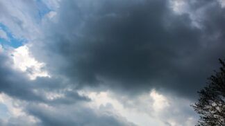 Em imagem ilustrativa mostra céu nublado com chegada de frente fria.
