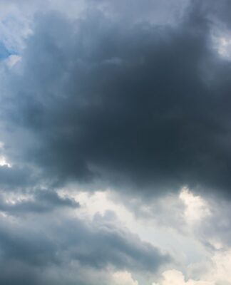 Em imagem ilustrativa mostra céu nublado com chegada de frente fria.