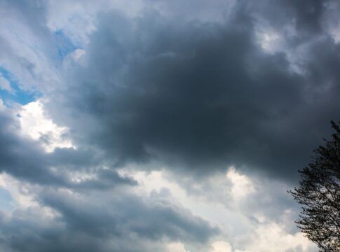 Em imagem ilustrativa mostra céu nublado com chegada de frente fria.