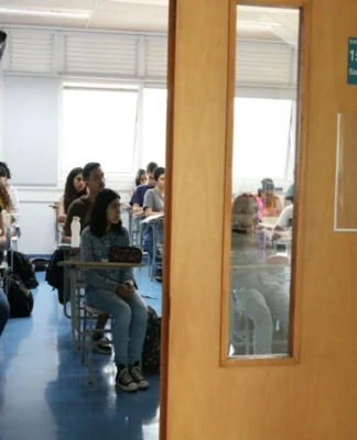 imagem de alunos durante vestibular