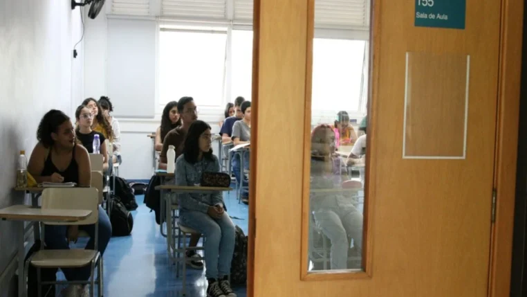 imagem de alunos durante vestibular