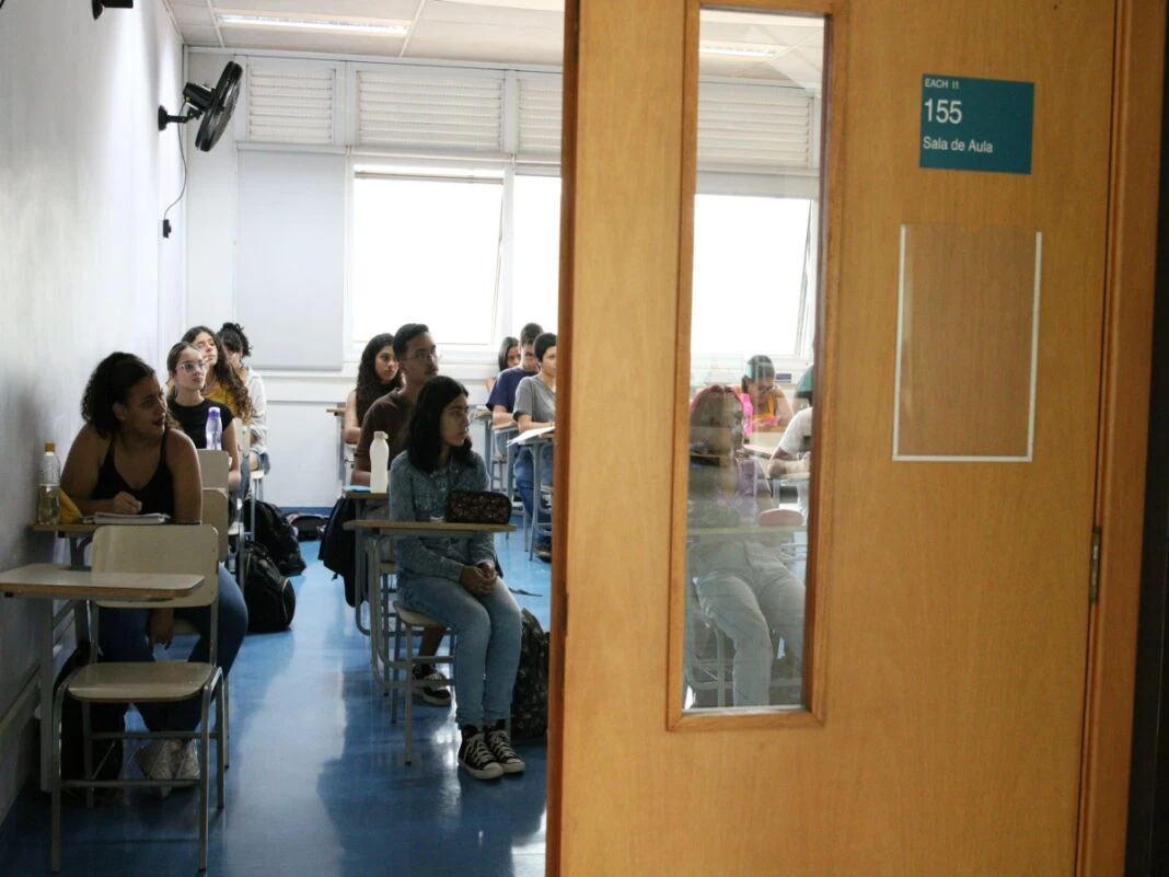 imagem de alunos durante vestibular