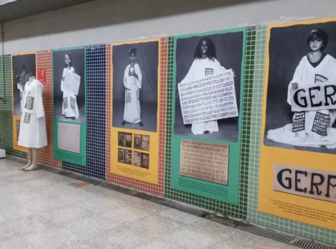 Dversas fotos de pessoas vestidas de branco, segurando placas com palavras de gentileza