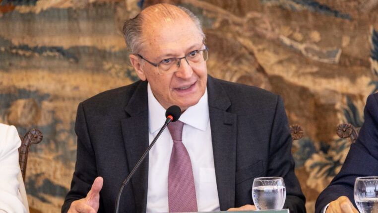 Geraldo Alckmin fala ao microfone durante evento