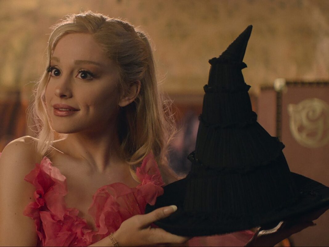 Glinda segura o chapéu de Elphaba em suas mãos | Imagem: Universal Pictures