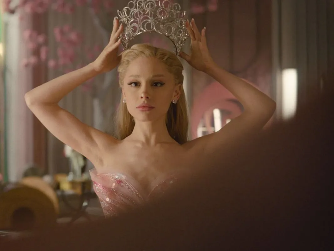 Glinda, interpretado por Ariana Grande em Wiked parte I, colocando sua coroa de bruxa boa do sul.