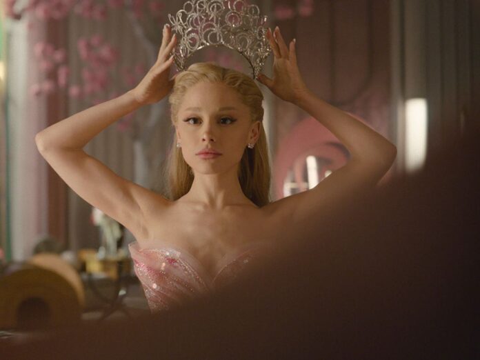 Glinda, interpretado por Ariana Grande em Wiked parte I, colocando sua coroa de bruxa boa do sul.