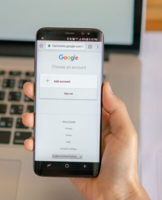 Imagem ilustrativa de uma pessoa segurando o celular com acesso ao Google