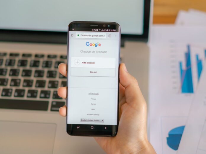 Imagem ilustrativa de uma pessoa segurando o celular com acesso ao Google