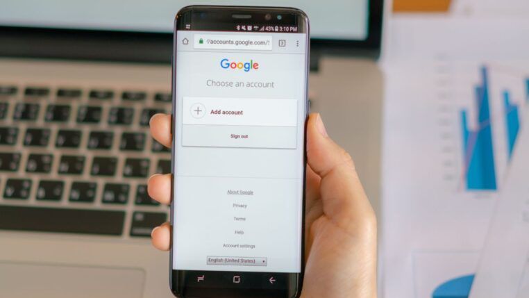 Imagem ilustrativa de uma pessoa segurando o celular com acesso ao Google