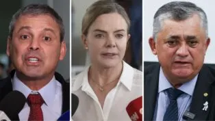 A foto é uma montagem em formato de tríptico (três closes lado a lado) que mostra três importantes figuras políticas brasileiras, todas capturadas enquanto parecem falar ou se dirigir a jornalistas, dada a presença de microfones. O primeiro painel, à esquerda, mostra o deputado Lindbergh Farias. No segundo, a ministra Gleisi Hoffmann. Já o terceiro é o do deputado José Guimarães. Os três são filiados a PT.