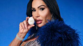 Em imagem Gracyanne Barbosa posa para foto com um dos ovos em suas mãos.