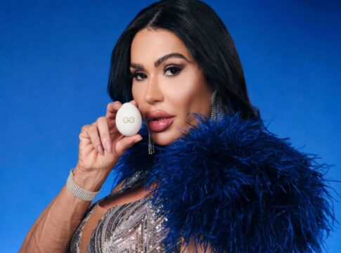 Em imagem Gracyanne Barbosa posa para foto com um dos ovos em suas mãos.