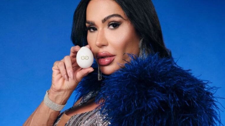 Em imagem Gracyanne Barbosa posa para foto com um dos ovos em suas mãos.