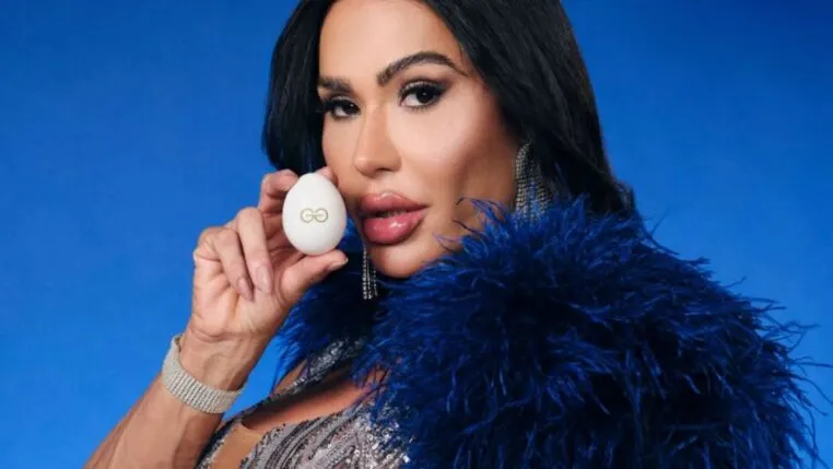 Em imagem Gracyanne Barbosa posa para foto com um dos ovos em suas mãos.