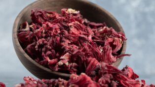 Em imagem ilustrativa, há um bowl com plantas do hibiscos secas