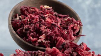 Em imagem ilustrativa, há um bowl com plantas do hibiscos secas