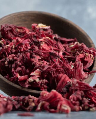 Em imagem ilustrativa, há um bowl com plantas do hibiscos secas