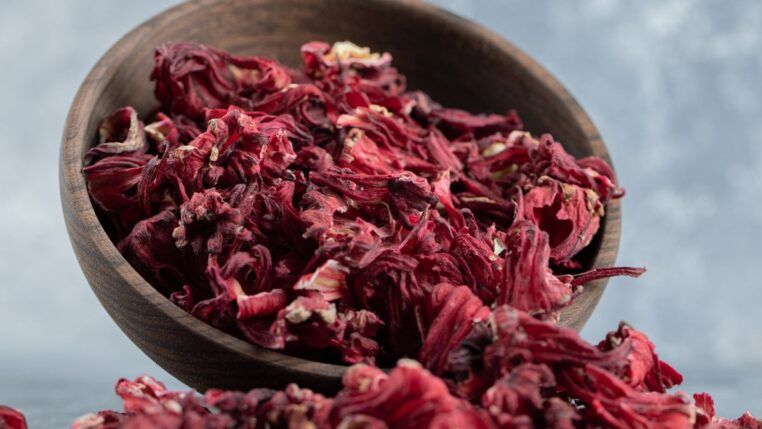 Em imagem ilustrativa, há um bowl com plantas do hibiscos secas
