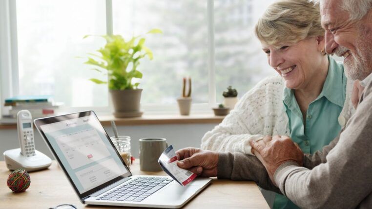 Em imagem ilustrativa, idosos fazem pesquisa na internet