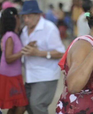 imagem de idosos jantando