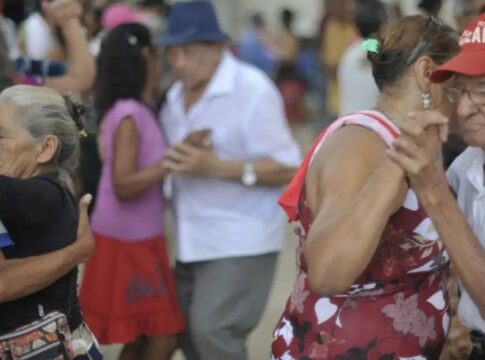 imagem de idosos jantando