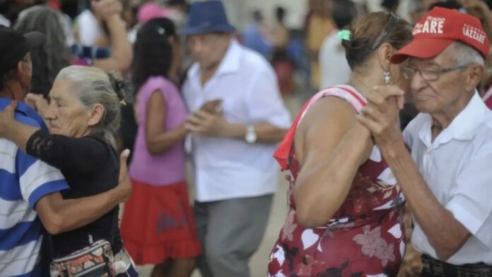 imagem de idosos jantando