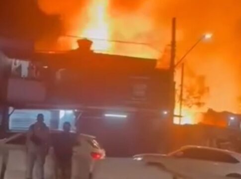 Incêndio em comunidade na Zona Sul de SP atinge 20 moradias e deixa 80 desabrigados