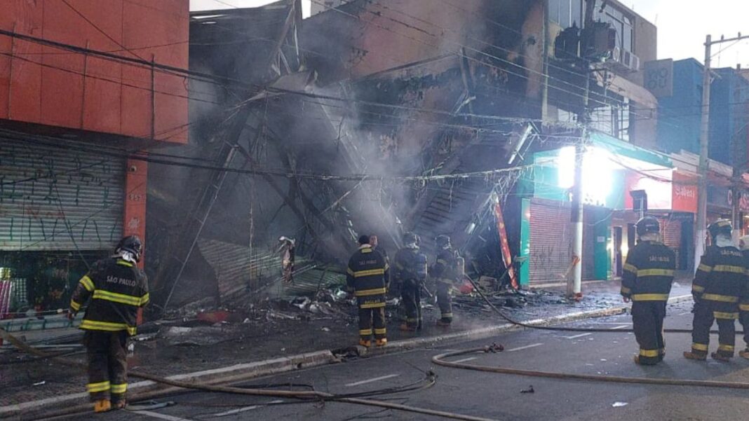 imagem dos bombeiros apagando incêndio em São Bernardo do Campo