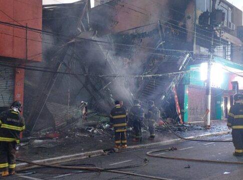 imagem dos bombeiros apagando incêndio em São Bernardo do Campo