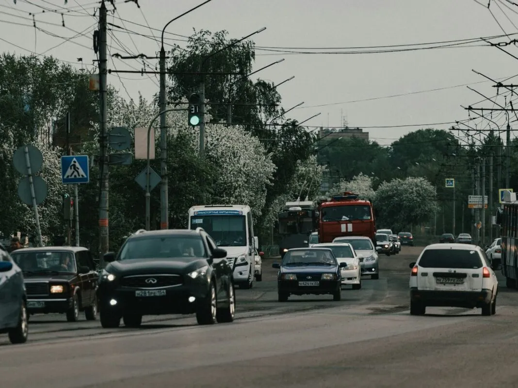 Imagem ilustrativa de carros em avenida.