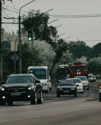 Imagem ilustrativa de carros em avenida.
